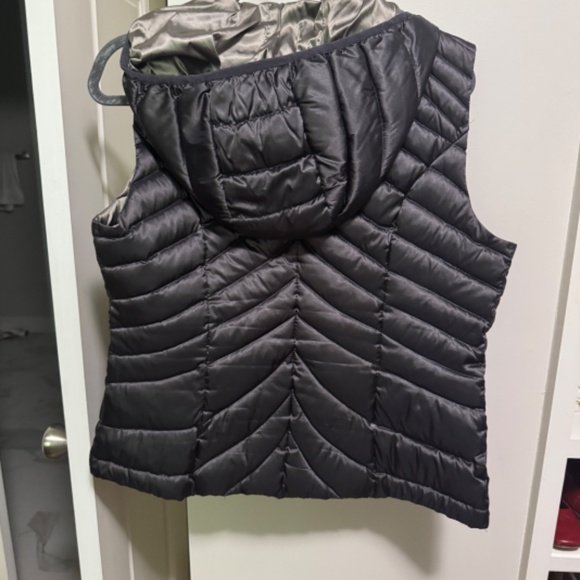 puffer vest - Picture 4 of 8